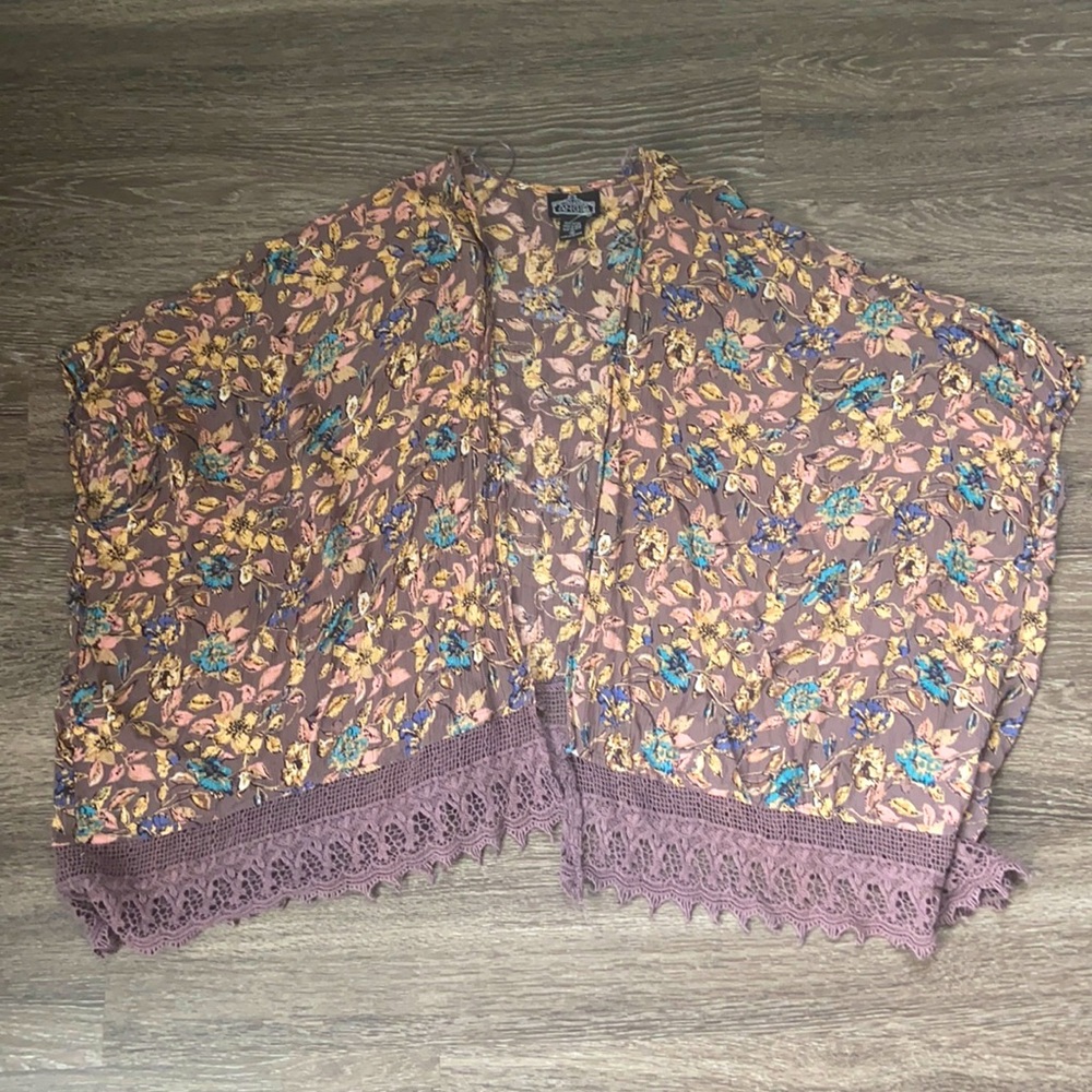 Floral kimono with lace fringe